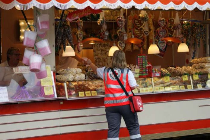 DRK-Helferin auf dem Heinerfest (Foto: DRK Darmstadt)