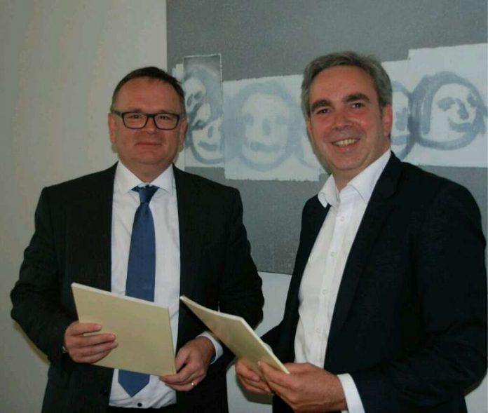 Elmar Steinbacher, Ministerialdirektor im Ministerium der Justiz und für Europa Baden-Württemberg (links), und Jürgen Schulz, Leiter Public Sector T- Systems nach der Vertragsunterzeichnung. (Foto: Ministerium der Justiz und für Europa Baden-Württemberg)