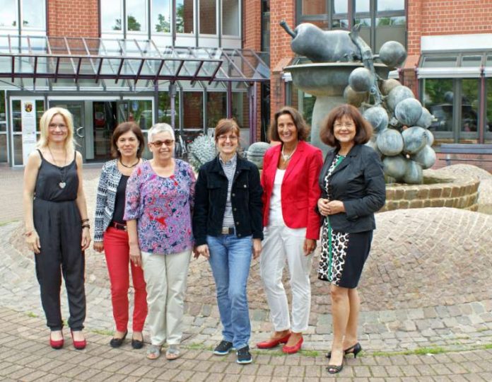 Landrätin Theresie Riedmaier (rechts) mit den „Jubilarinnen“ vor dem Kreishaus: Petra Wünschel, Gabriele Stahl, Helga Tischler, Christina Döllinger und Petra Zehler (v.l.) (Foto: Kreisverwaltung Südliche Weinstraße)