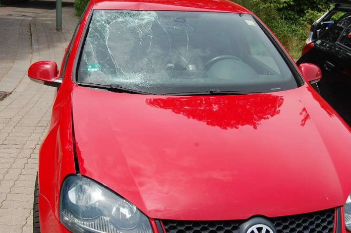 Kaiserslautern VU Verkehrsunfall Beschädigte Windschutzscheibe am Unfallbeteiligten Pkw (Foto: Polizei)