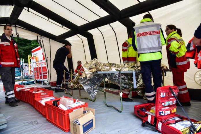 Versorgung der Übungsverletzten auf dem Behandlungsplatz (Foto: Kreisverwaltung Bad Dürkheim)