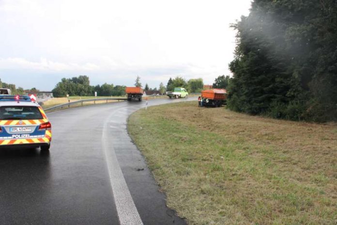 Unfallverursacher soll ein schwarzer PKW sein (Foto: Polizeiautobahnstation Ruchheim)