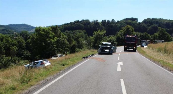 Bei einem Frontalzusammenstoß wurden zwei Menschen lebensgefährlich verletzt (Foto: Polizei)