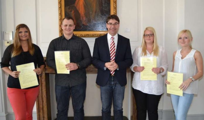 Landau Azubis Jasmin Seither Daniel Wittmann Kristin Forchheim Franziska Kramer Oberbürgermeister Thomas Hirsch (Mitte) mit den Verwaltungsfachangestellten (v.r.n.l.) Jasmin Seither, Daniel Wittmann, Kristin Forchheim und Franziska Kramer (Foto: Stadt Landau in der Pfalz)