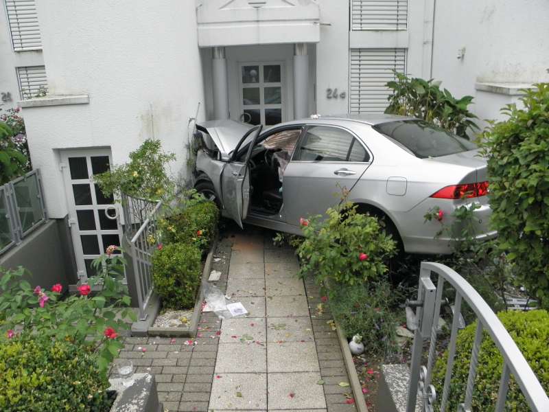 Eine Person wurde verletzt, als sie mit ihrem Fahrzeug in Sonnenberg gegen eine Hauswand prallte (Foto: Feuerwehr Wiesbaden)