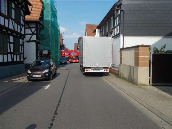 Ein Vordach wurde beschädigt (Foto: Polizei)