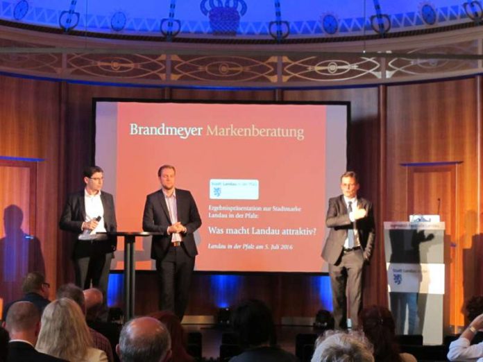 Landau Ergebnispräsentation Stadt als Marke Oberbürgermeister Thomas Hirsch, Peter Pierck von Brandmeyer Markenberatung und Prof. Sebastian Zenker von der Copenhagen Business School haben am über die Markenbausteine, die Landau attraktiv machen, informiert. (Foto: Stadtmarketing Landau in der Pfalz)