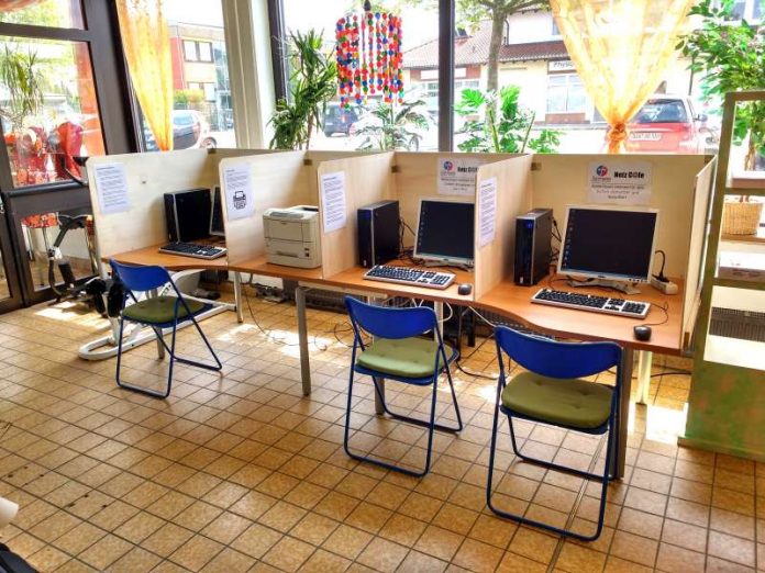 Internetcafe Das Internetcafe des Sozialen Kaufhaus „fairness“ (Foto: Lebenswerk eG)
