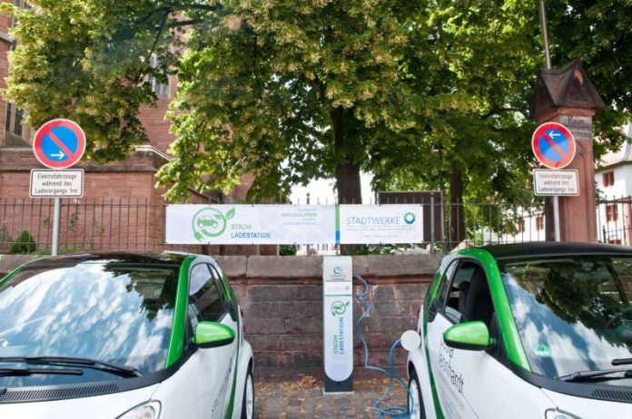 Elektrofahrzeuge können ab sofort im Stadtgebiet weitgehend kostenfrei parken. (Foto: Stadtverwaltung Neustadt an der Weinstraße)