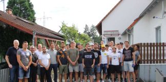 Die gesamte Mannschaft hat am gestrigen Abend dem erkrankten KSC-Fan Timo Wenner einen Überraschungsbesuch abgestattet, um ihm die Genesungswünsche des Vereins und der Mannschaft zu überbringen. (Foto: PR/KSC)