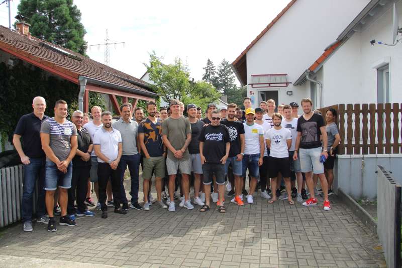 Die gesamte Mannschaft hat am gestrigen Abend dem erkrankten KSC-Fan Timo Wenner einen Überraschungsbesuch abgestattet, um ihm die Genesungswünsche des Vereins und der Mannschaft zu überbringen. (Foto: PR/KSC)