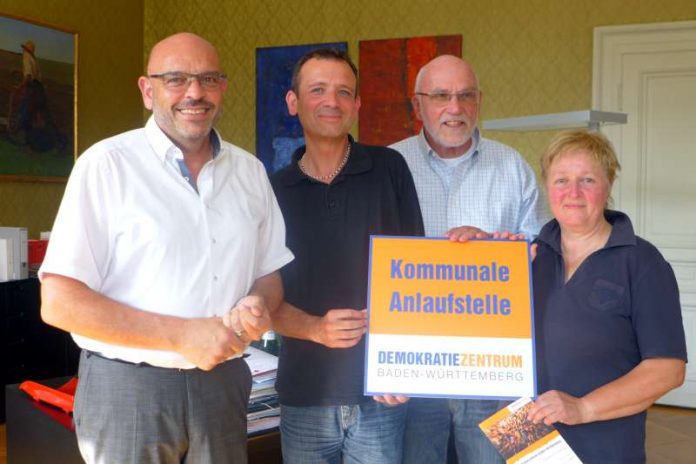 v.l.: OB Bernhard, Stadtjugendring-Geschäftsführer Martin Wetzel, Stadtjugendring-Vorsitzender Wolfgang Metzeltin und Angelika Vogt (Demokratiezentrum BW). (Foto: Stadtverwaltung Weinheim)