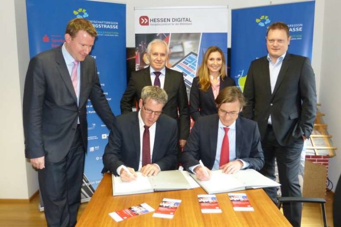 KooperationsvereinbarungTUDarmstadt Mit einer Kooperationsvereinbarung manifestierten das Mittelstand 4.0-Kompetenzzentrum Darmstadt und die Wirtschaftsregion Bergstraße / Wirtschaftsförderung Bergstraße GmbH (WFB) ihre Zusammenarbeit. Von links (vorne sitzend): Landrat Christian Engelhardt, Aufsichtsratsvorsitzender der WFB, und Prof. Dr.-Ing. Joachim Metternich, Sprecher des Konsortiums im Mittelstand 4.0-Kompetenzzentrum Darmstadt. Hinten stehend: Dr. Matthias Zürker, Geschäftsführer der WFB, Prof. Dr.-Ing. Reiner Anderl, Professor für Datenverarbeitung in der Konstruktion (DiK) im Fachbereich Maschinenbau der TU, Siri Adolph, Geschäftsführerin des Kompetenzzentrums, sowie Sascha Peters, IHK Darmstadt. (Foto: WFB)