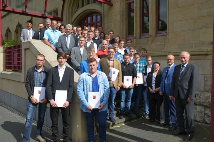 Die neuen Straßenwärtern mit den Ausbildern und Lehrern (Foto: LBM)