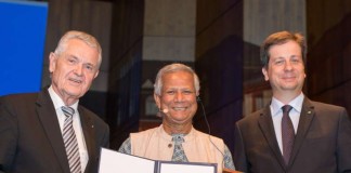 v.l.: Laudator Prof. Dr. Dietmar von Hoyningen-Huene, Prof. Dr. Muhammad Yunus, Luka Mucic (Vorsitzender Verein Zukunft Metropolregion Rhein-Neckar und Mitglied Vorstand SAP SE) (Foto: MRN/Schwerdt).