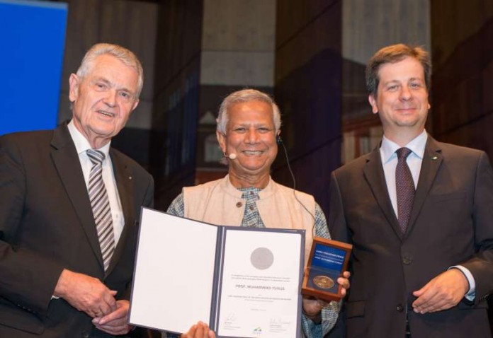 v.l.: Laudator Prof. Dr. Dietmar von Hoyningen-Huene, Prof. Dr. Muhammad Yunus, Luka Mucic (Vorsitzender Verein Zukunft Metropolregion Rhein-Neckar und Mitglied Vorstand SAP SE) (Foto: MRN/Schwerdt).