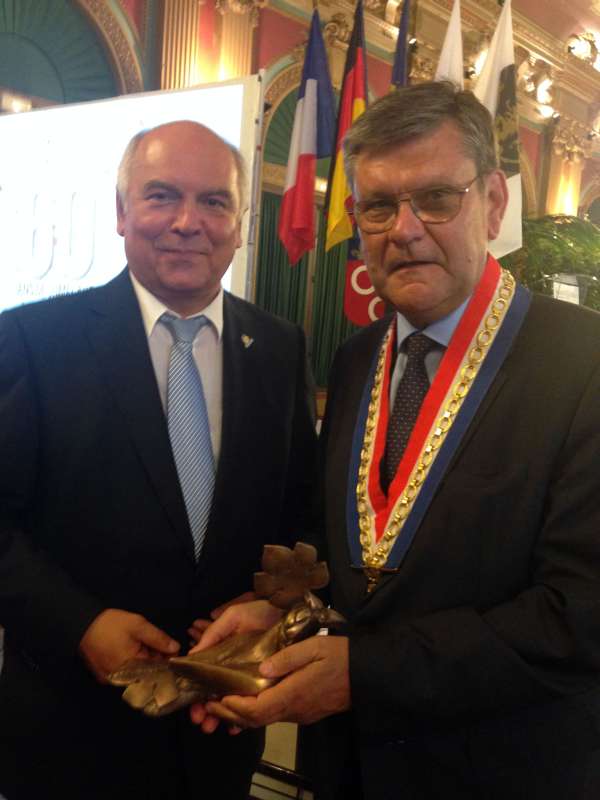 Macon Neustadt Als Gastgeschenk überreichte OB Löffler eine Elwedritsche an Bürgermeister Patrick (Foto: Stadtverwaltung Neustadt an der Weinstraße)