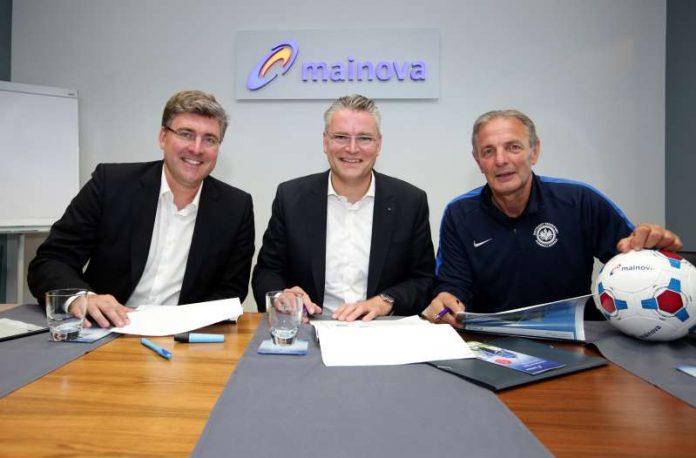 Mainova-Fussballcamps_Jury Die Jury-Mitglieder Axel Hellmann, Mitglied des Vorstands der Eintracht Frankfurt Fußball AG, Dr. Constantin H. Alsheimer, Vorstandsvorsitzender Mainova AG, und „Charly“ Körbel, Leiter Eintracht Frankfurt Fußballschule, bewerteten die von den Vereinen eingereichten ehrenamtlichen Projekte. (Foto: Mainova AG)