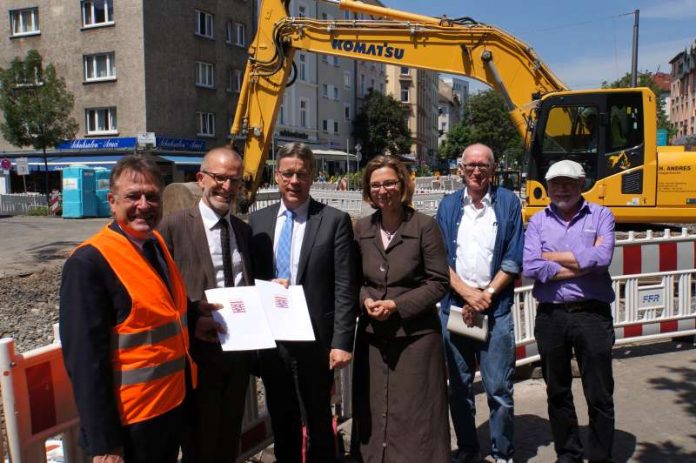 Stefan Majer bei Übergabe der Förderbescheide für U5-Stationen 'Musterschule' und 'Glauburgstraße' (Foto: VGF)