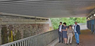 Die Installation der Pegelmesslatten in Saalbach, Weißach und Salzach ist abgeschlossen. Für eine gemeinsame Hochwasservorsorge stehen Oberbürgermeister Martin Wolff, Oberbürgermeisterin Cornelia Petzold-Schick, die zweite ehrenamtliche Stellvertreterin von Bürgermeister Heinz-Peter Hopp, Gisela Dannecker, und Bürgermeister Markus Rupp. (Foto: Stadt Bretten)