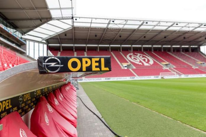 Opel-Schriftzug im Stadion von Mainz 05 (Foto: Stephan Dinges)