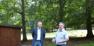 Beigeordneter Peter Kiefer (links) und Claus-Jürgen Schimansky, Vorsitzender des Fördervereins Wildpark Betzenberg e.V., bei der Einweihung des Rotwildunterstands (Foto: Stadt Kaiserslautern)