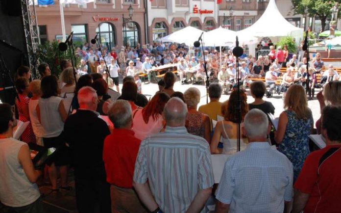 Chöre und Musikvereine verwandelten die historische Altstadt Ettlingens beim Landes-Musik-Festival in eine große Freiluftbühne. (Foto: ivo-press/bcv)