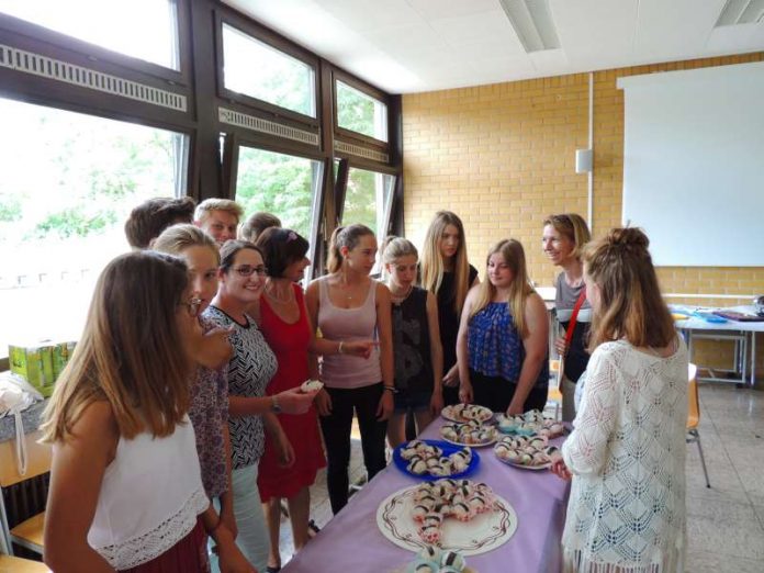 Philippinische Spezialitäten probieren Schulrätin Irina Kreuch (rechts im Bild) und Lehrerin Maria Weisbrodt (dritte von links), daneben Lehrerin Veronika Kaufmann-Frenzel und Schüler/Innen ihres Bio-Leistungskurses 11. (Foto: Andrea Zimmermann)