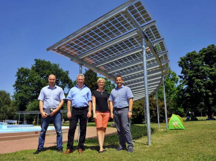 Heidelberg Stadtwerke Photovoltaik-Anlage Bei der Einweihung der neuen PV-Anlage am Tiergarten-Planschbecken (v.l.): Felix Gudat, Stadtwerke Heidelberg Umwelt, Peter Erb, Sabine Seelinger und Stefan Gottschalk, Stadtwerke Heidelberg Bäder. (Quelle: Stadtwerke Heidelberg, Fotograf: Peter Dorn)