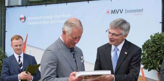 Prinz Charles und der Vorstandsvorsitzende von MVV Energie, Dr. Georg Müller, bei der Übergabe eines Bildbandes über Mannheim und die Metropolregion Rhein-Neckar. (Foto: MVV Energie AG)