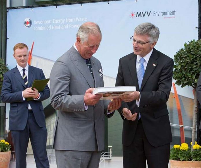 Prinz Charles und der Vorstandsvorsitzende von MVV Energie, Dr. Georg Müller, bei der Übergabe eines Bildbandes über Mannheim und die Metropolregion Rhein-Neckar. (Foto: MVV Energie AG)