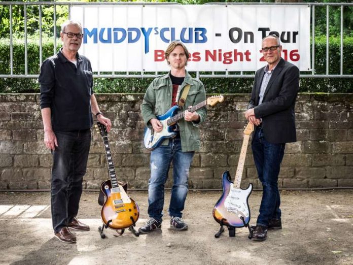 Weinheim Muddy's Club Von Woodstock in den Schlosshof Muddys-Vorsitzenden Wolfgang Braun, Gitarrist Sebastian Strodtbeck und Kulturbüro-Leiter Gunnar Fuchs (Foto: Petra Enßlen-Winkler)