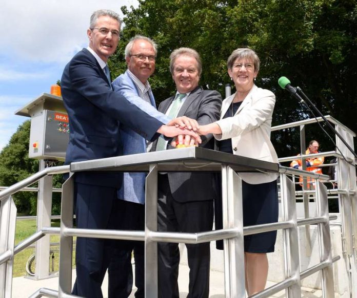 Umweltminister Untersteller gibt mit Umweltbürgermeisterin Kubala, Alexander Mauritz, Leiter der Stadtentwässerung und Andreas Hein den Startschuss der Pulveraktivkohle-Anlage im Mannheimer Klärwerk (Foto: Thomas Tröster)