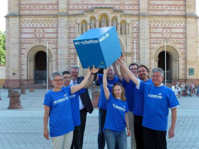 Bildlegende: Oberbürgermeister Hansjörg Eger und Koordinatorin Ute Brommer (1. v. li.) gemeinsam mit den Projektanbietern (Foto: Stadt Speyer)