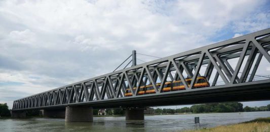 Die Rheinbrücke zwischen Karlsruhe und Wörth (Foto: Holger Knecht)