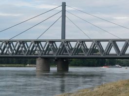 Die Rheinbrücke zwischen Karlsruhe und Wörth (Foto: Holger Knecht)