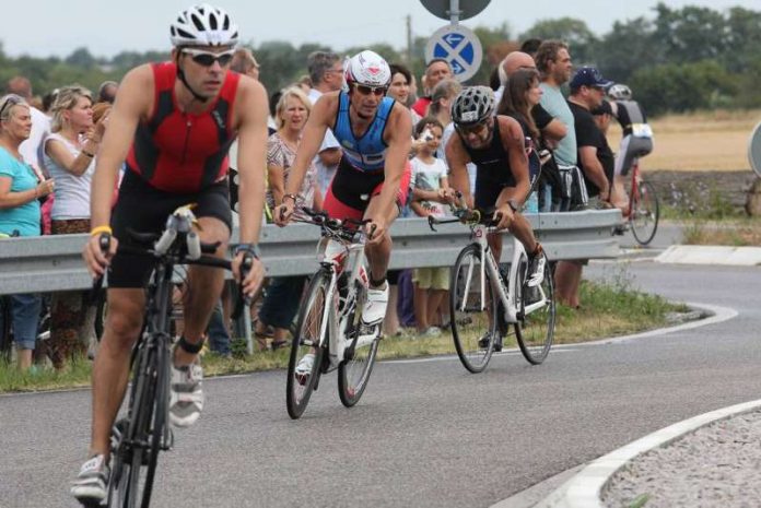 Triathlon Hotspot für die Zuschauer am Kreisel bei der Einfahrt zum Epplesee (Foto: FV Sportfreunde Forchheim, Abteilung Triathlon)