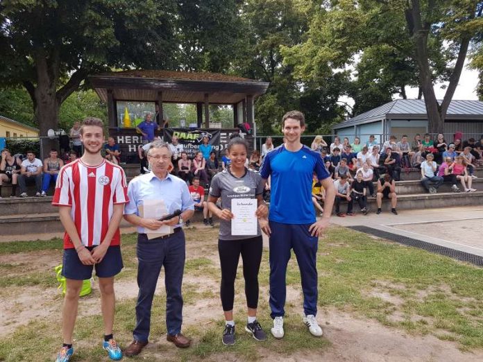 Siegerehrung Sporttag BBS Landau Die Klassensprecher Leon Joos und Naomi Ferkah (BGYW15A) nehmen die Glückwünsche von Organisator Jens Dorst (r.) und Schulleiter Ernst Gamber entgegen. (Foto: BBS Landau)