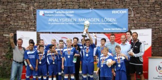 Die siegreiche "Schule am Turmberg" mit Cup-Pokal (Foto: Badischer Fußballverband bfv)