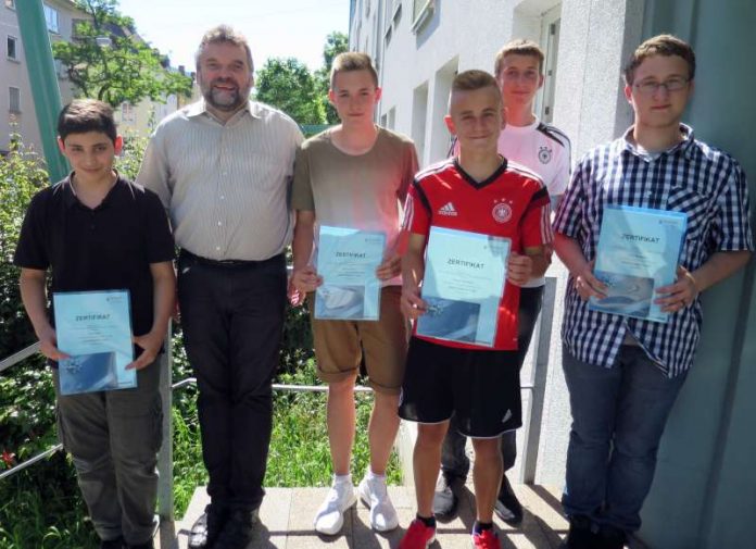 Fünf Schüler dürfen sich nun „Soziale Jungs“ nennen (Foto: Stadtverwaltung Neustadt an der Weinstraße)