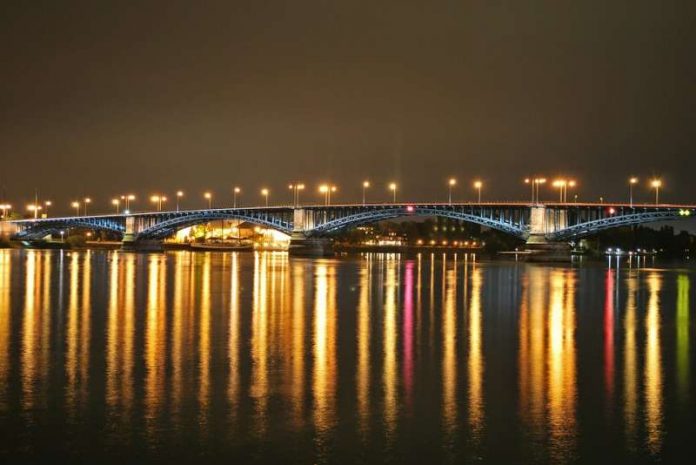 Die Theodor-Heuß-Brücke verbindet Mainz und Wiesbaden (Foto: Pixabay)