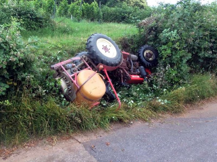 Ein Traktor kam vom Feldweg ab und stürzte um (Foto: Feuerwehr)