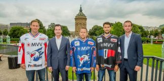 Marcus Kink, Bernhard Schumacher (Leiter Vertrieb Regional bei MVV Energie), Ronny Arendt, Dennis Endras, Daniel Hopp (Geschäftsführer Adler Mannheim). (Foto: Sörli Binder / AS-Sportfoto)