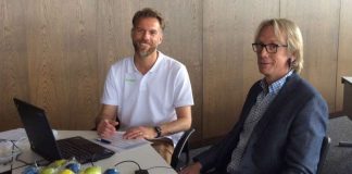 Bürgermeister Stefan Veth (r.) beim Balance Check mit Ralf Schmitt, Berater Betriebliches Gesundheitsmanagement bei der BARMER GEK. (Foto: BARMER GEK)