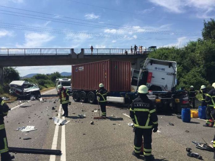 Verkehrsunfall auf der B10 bei Landau (Foto: Feuerwehr Landau)