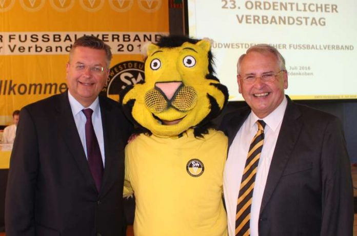 SWFV Verbandstag Gut gelaunt: DFB-Präsident Reinhard Grindel, SWFV-Maskottchen Eddy und SWFV-Präsident Dr. Hans-Dieter Drewitz. (Foto: SWFV)