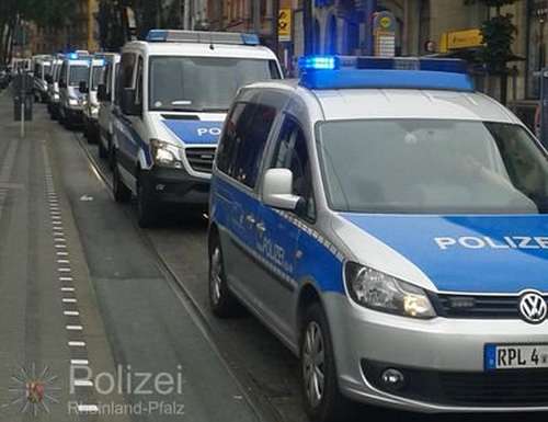 Polizei Autos Fahrzeuge Demonstration Begleitung einer Pro-Kurden-Demonstration am 16.07.16 durch die Polizei (Foto: Polizei Rheinland-Pfalz)