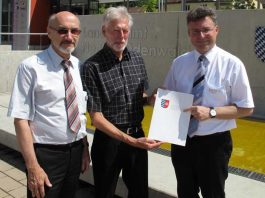v. l. Geschäftsbereichsleiter Axel Krahl, Forstdirektor a. D. Joachim Bernhardt, Landrat Dr. Achim Brötel