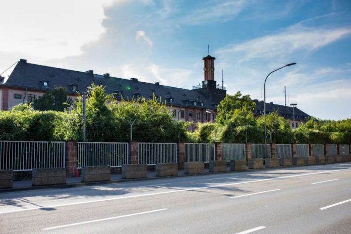 Die circa 150 Betonblumenkübel vor dem ehemaligen Hauptquartier der US-Armee in der Römerstraße werden ab Herbst 2016 entfernt (Foto: Tobias Dittmer)