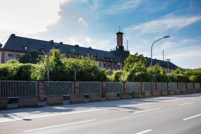 Heidelberg Betonkübel Headquarter Die circa 150 Betonblumenkübel vor dem ehemaligen Hauptquartier der US-Armee in der Römerstraße werden ab Herbst 2016 entfernt (Foto: Tobias Dittmer)